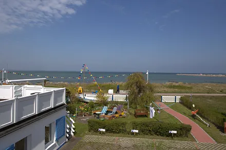 Blick vom Balkon. Im Vordergrund die Parkplätze.