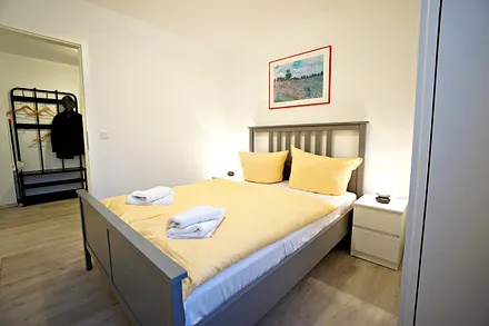 kleines Schlafzimmer mit Doppelbett (140cm breit)