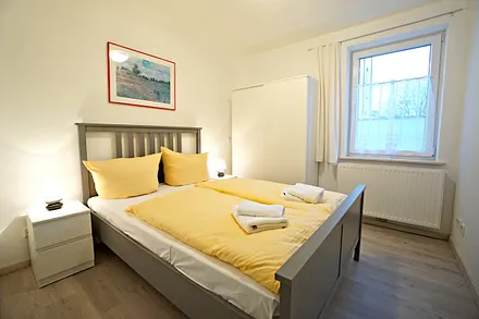 kleines Schlafzimmer mit Doppelbett (140cm breit)