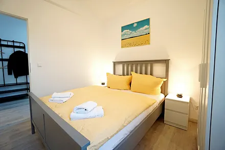 kleines Schlafzimmer mit Doppelbett (140cm)