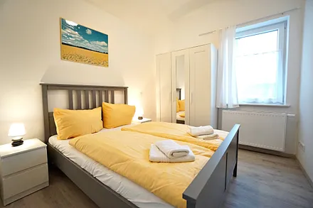 kleines Schlafzimmer mit Doppelbett (140cm)