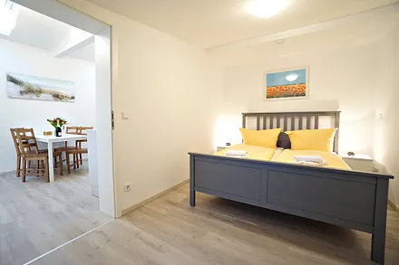 großes Schlafzimmer mit Doppelbett (160cm)