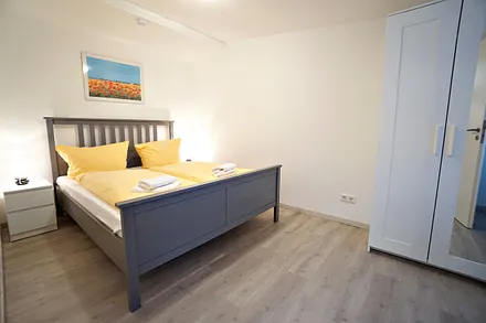 großes Schlafzimmer mit Doppelbett (160cm)