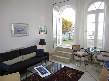 Wohnzimmer mit Blick in die Küche