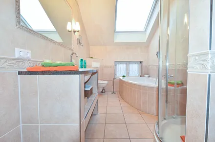 Bad mit Dusche und Wanne 