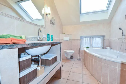 Bad mit Dusche und Wanne 