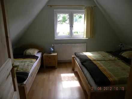 Schlafzimmer mit 3 Betten