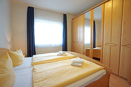 Schlafzimmer mit großem Kleiderschrank