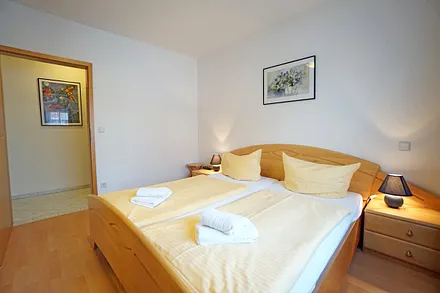 Schlafzimmer mit Doppelbett