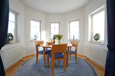 Esstisch im Wohnzimmer