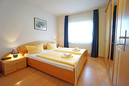 Schlafzimmer mit Doppelbett