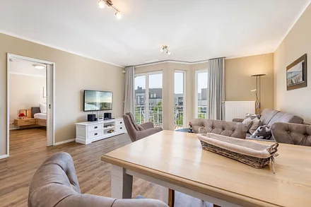 Blick zum Schlafzimmer. Verdunkelungsgardinen sind in allen Räumen vorhanden.