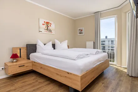 Das Schlafzimmer mit TV (oben links im Bild) ...