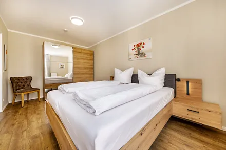 ... Doppelbett (180x200cm) und Kleiderschrank.