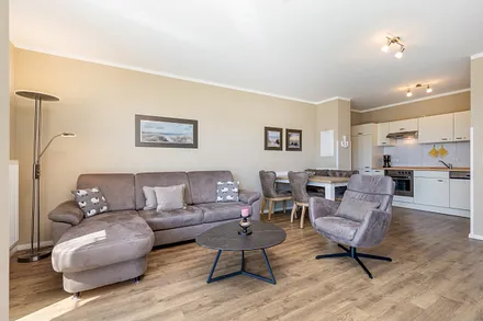 Die Fewo liegt im 2.OG. Ein Fahrstuhl ist vorhanden. Im Haus können Sie Fitnessraum, Tischtennis und Kicker kostenfrei nutzen. Sauna und Solarium stehen gegen Entgelt zur Verfügung.