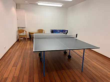 Tischtennis und Kicker im Haus (kostenfrei).