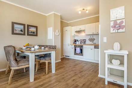 Die Küchenzeile ist komplett ausgestattet mit Geschirrspüler ...