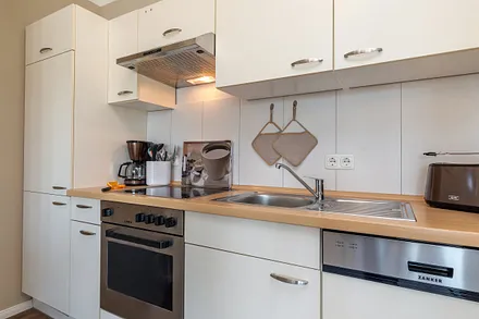 ... Cerankochfeld, Backofen und Kühlschrank mit Eisfach.