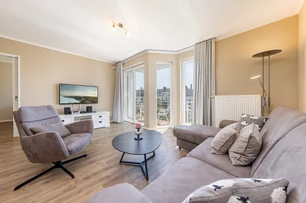 Auf der Couch kann bei Bedarf für 1 Erwachsenen oder 2 Kinder aufgebettet werden.