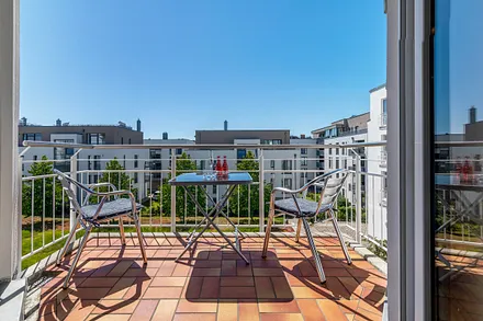 ... schaut in den schön gestalteten Garteninnenhof der Residenz Bel Vital.