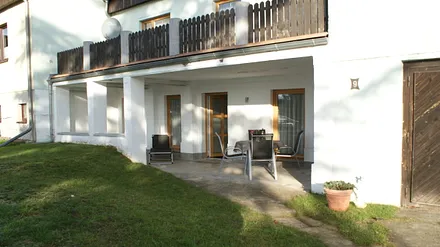 große überdachte Terasse