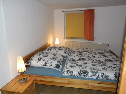 Schlafzimmer mit Doppelbett