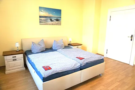 Schlafzimmer mit Bett 1,80m breit