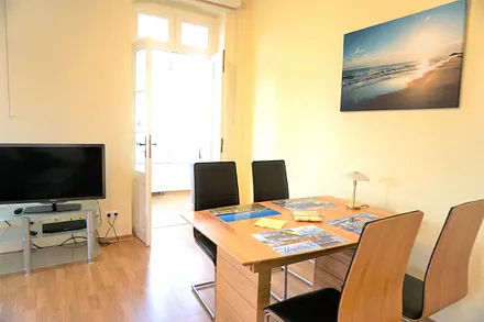 großes Wohnzimmer mit Essecke