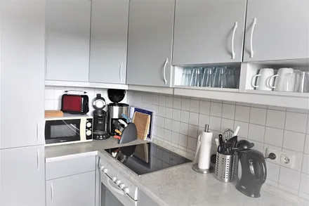 große Küche mit Geschirrspüler, Backofen und Kühl/ Gefrierkombination