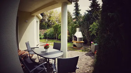Überdachte Terrasse und Garten
