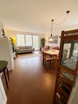 Wohnbereich mit Einbauküche und Essplatz