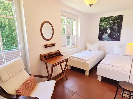 Kinderzimmer mir zwei Einzelbetten und Kleiderschrank