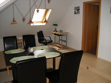 Essbereich mit Schreibtisch