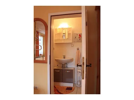 Kleines Bad mit WC und Waschgelegenheid