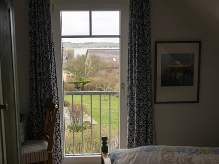 blaues Schlafzimmer mit Blick auf den Bodden