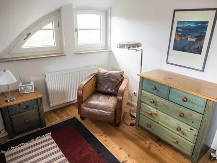 blaues Schlafzimmer mit Lesesessel