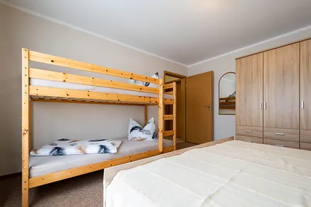 Schlafzimmer mit Hochbett