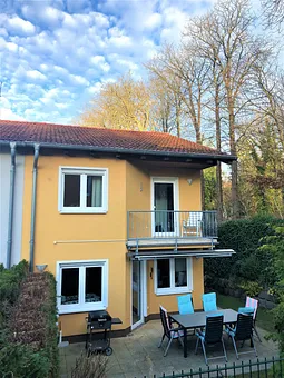 Garten mit Grill und Gartenmöbeln