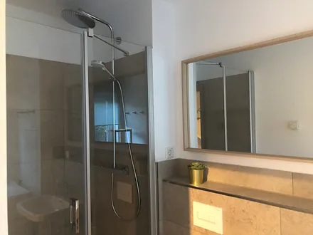 Bad mit Dusche im EG