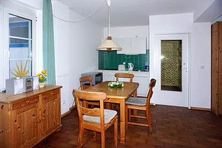 Küchenzeile mit Essbereich