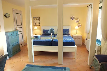 das Schlafzimmer mit Zugang zum Bad