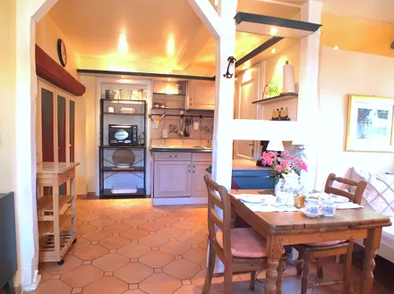 Käpt'n Sun / Essbereich mit freigelegten Balken