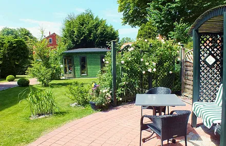 die Terrasse an der Rosenhecke