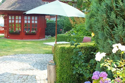 Terrasse, Liegewiese und Pavillon