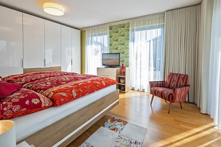 Schlafzimmer mit Doppelbett 2,00 m x 1,80 m