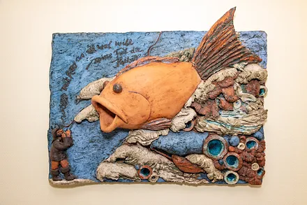 Wandkeramik im Hausflur " Von den Fischer un siine Fru"