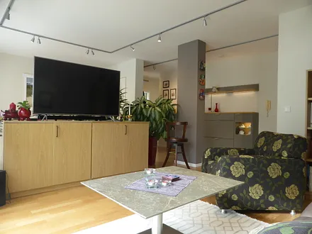 Wohnbereich mit QLED TV und Soundbar