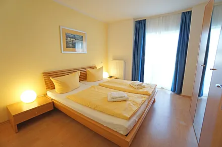 Schlafzimmer mit Doppelbett