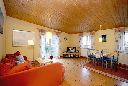 Wohnzimmer mit Essplatz & Flat-TV