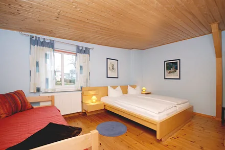 Schlafzimmer mit Doppel- und Einzelbett